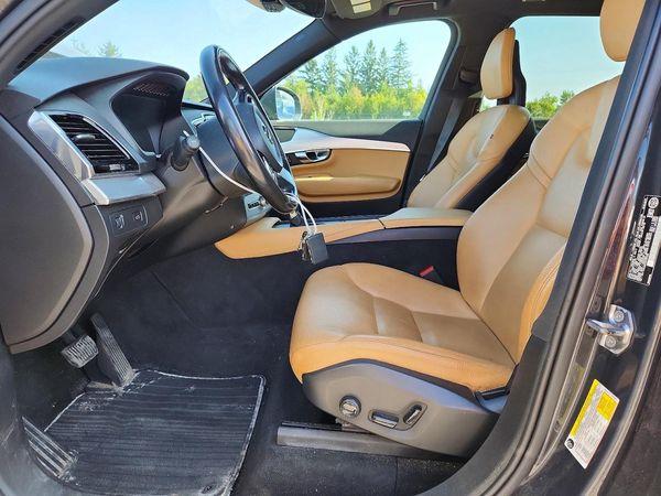2017 VOLVO XC90 Momentum