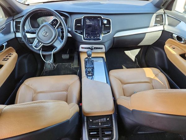 2017 VOLVO XC90 Momentum