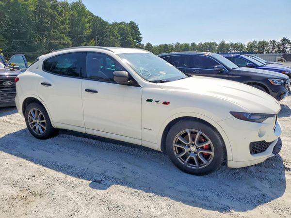 2018 MASERATI LEVANTE Luxury — Passenger 3/4