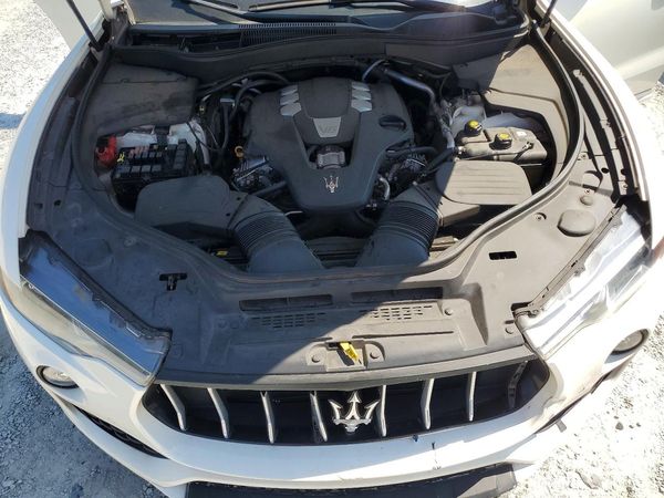 2018 MASERATI LEVANTE Luxury — Engine bay