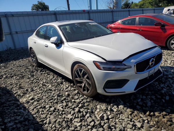 2020 VOLVO S60 Momentum — Passenger 3/4