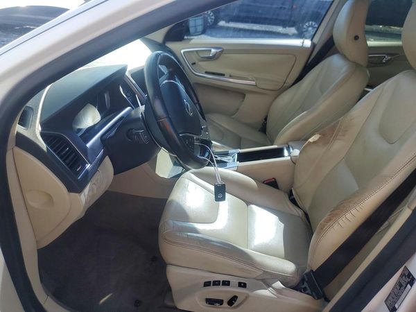 2015 VOLVO XC60 Premier+ (non R design)
