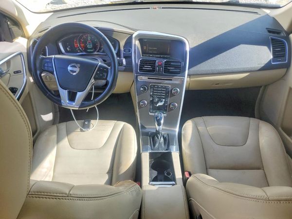 2015 VOLVO XC60 Premier+ (non R design)