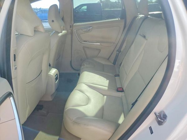 2015 VOLVO XC60 Premier+ (non R design)