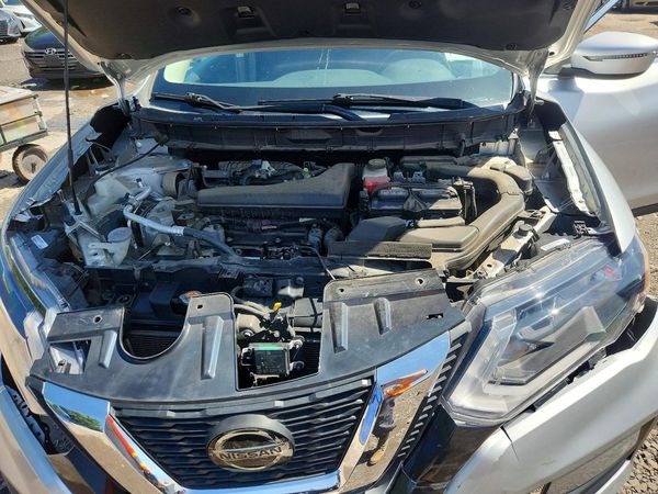 2018 NISSAN ROGUE — Engine bay