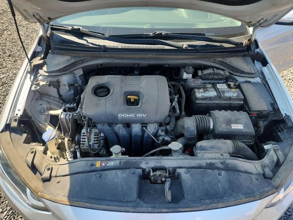 2017 HYUNDAI ELANTRA — Engine bay