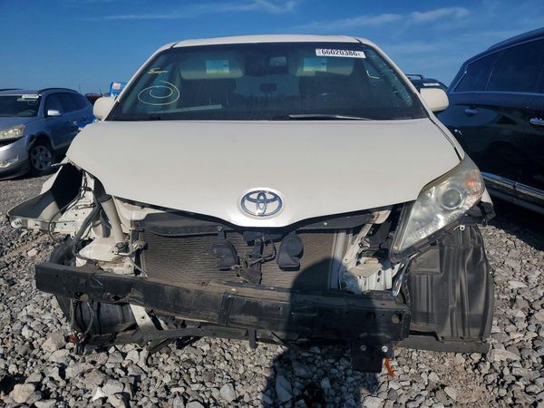 2016 TOYOTA SIENNA