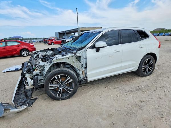 2021 VOLVO XC60 Momentum — Front 3/4