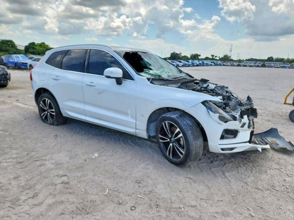 2021 VOLVO XC60 Momentum — Passenger 3/4