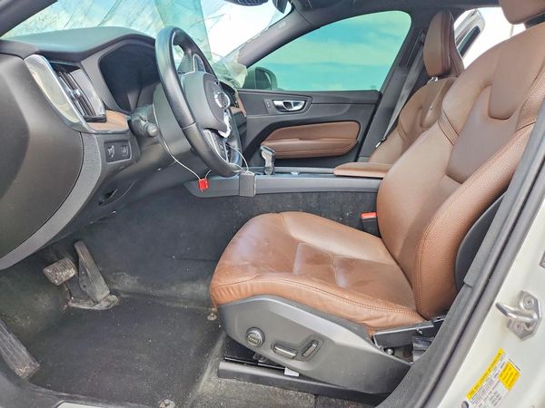 2021 VOLVO XC60 Momentum — DENT