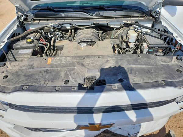 2019 CHEVROLET SILVERADO LT — Engine bay