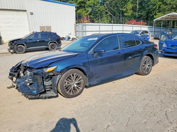 2020 TOYOTA CAMRY SE — Front 3/4