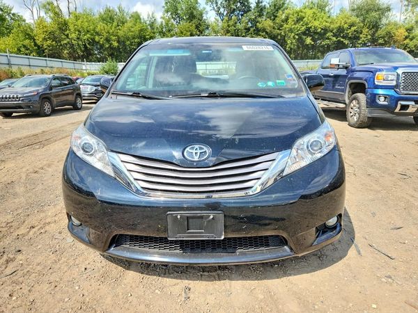2017 TOYOTA SIENNA