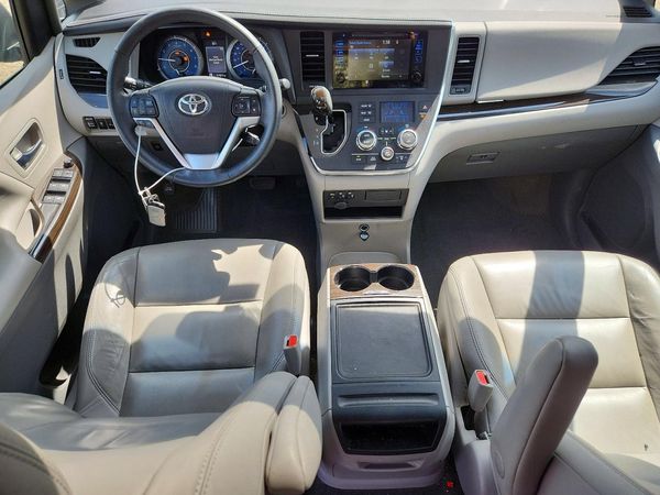 2017 TOYOTA SIENNA