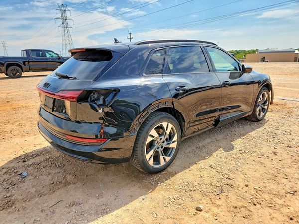 2022 AUDI E-TRON quattro Premium