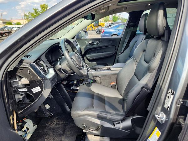 2018 VOLVO XC60 Momentum