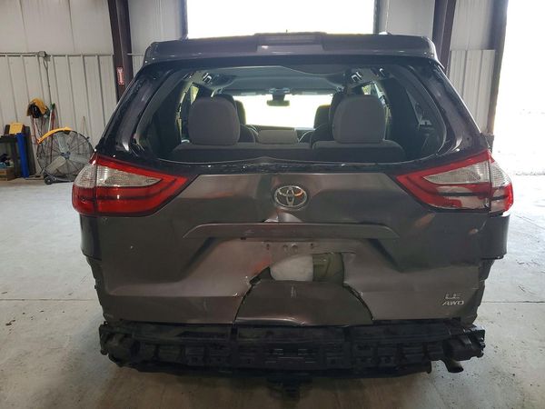 2019 TOYOTA SIENNA LE
