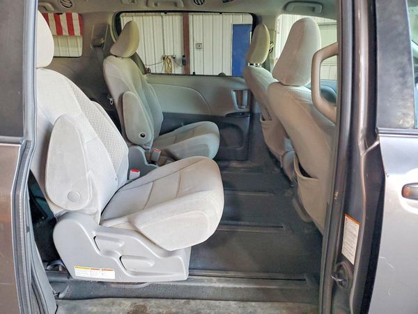 2019 TOYOTA SIENNA LE