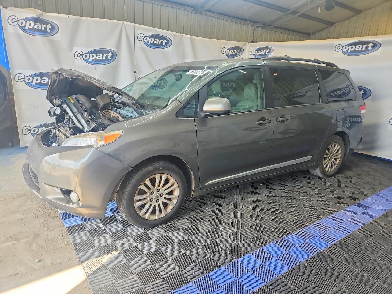 2013 TOYOTA SIENNA