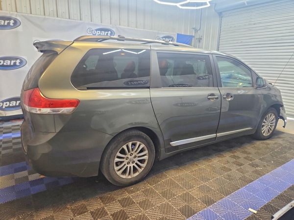2013 TOYOTA SIENNA