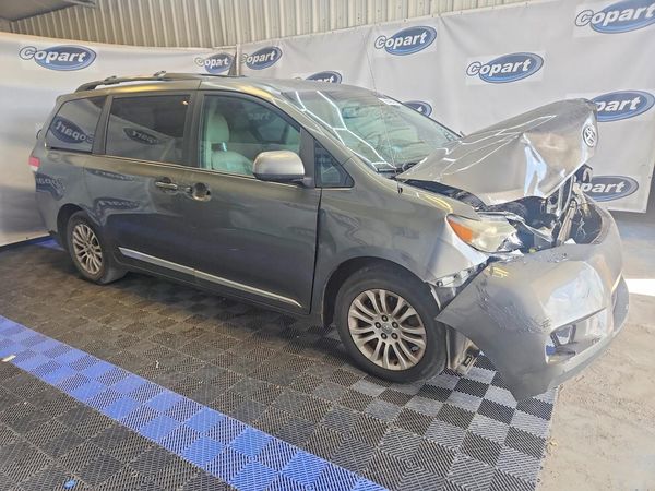 2013 TOYOTA SIENNA