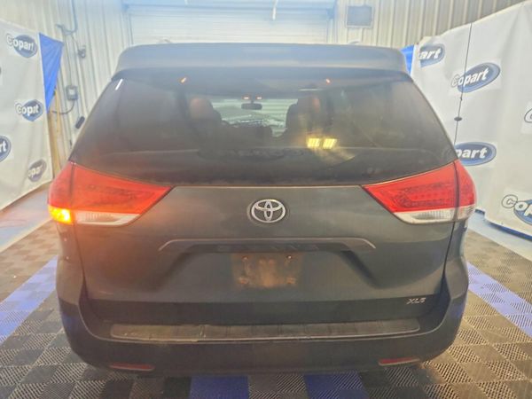 2013 TOYOTA SIENNA