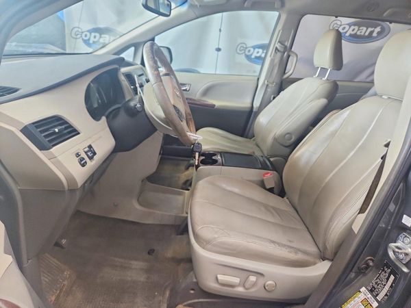 2013 TOYOTA SIENNA