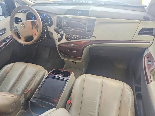 2013 TOYOTA SIENNA