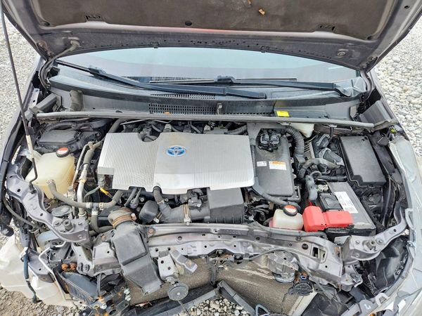 2016 TOYOTA PRIUS — Engine bay