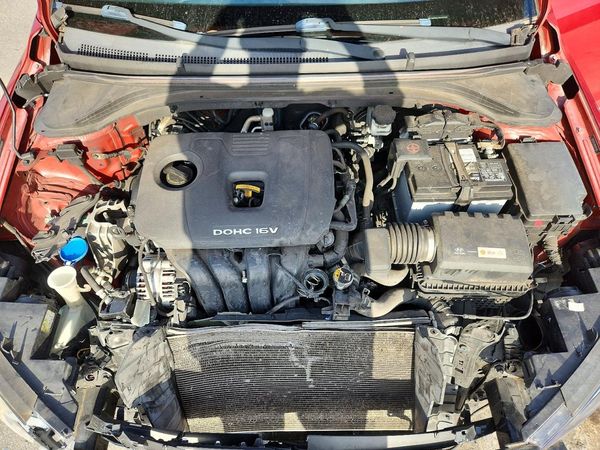 2017 HYUNDAI ELANTRA — Engine bay