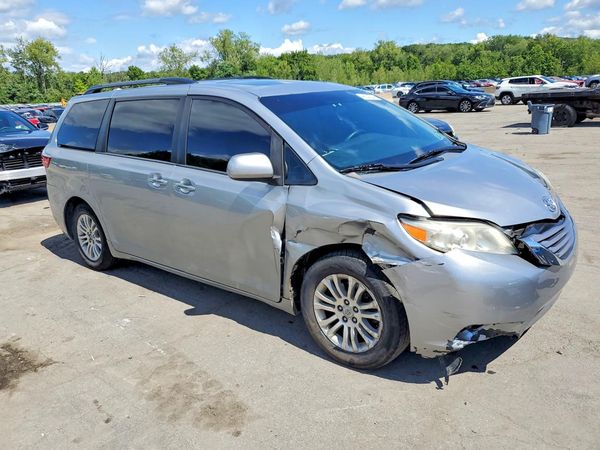 2016 TOYOTA SIENNA