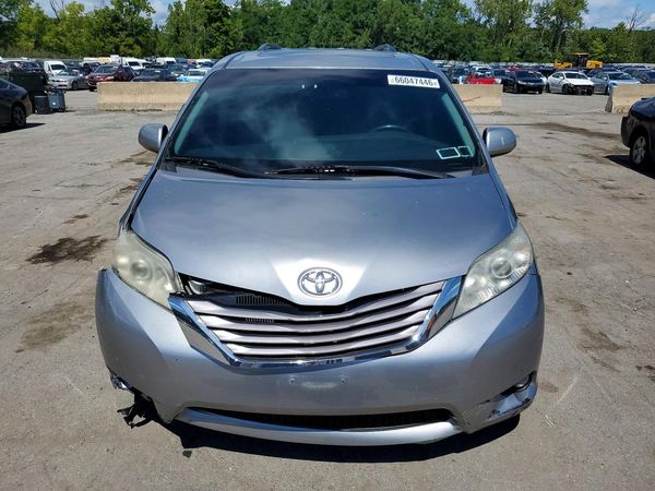 2016 TOYOTA SIENNA