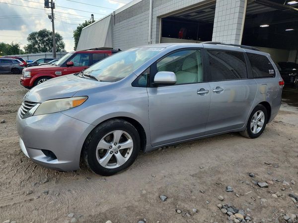 2013 TOYOTA SIENNA