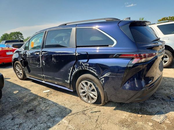 2024 TOYOTA SIENNA XLE