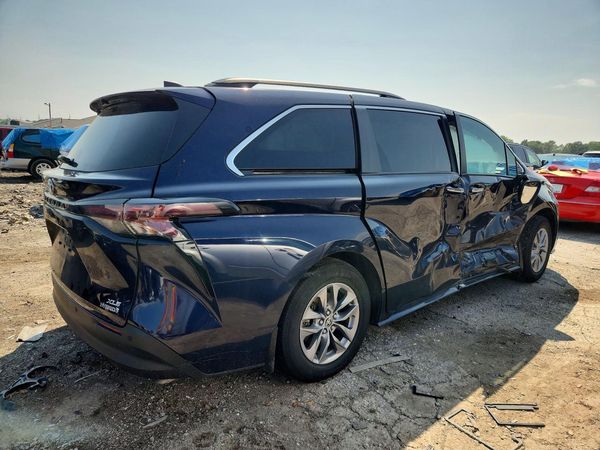 2024 TOYOTA SIENNA XLE