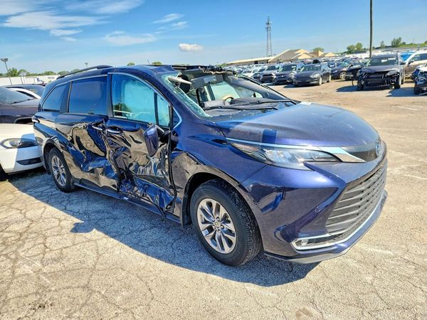 2024 TOYOTA SIENNA XLE