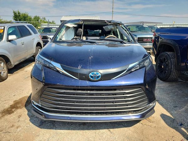 2024 TOYOTA SIENNA XLE