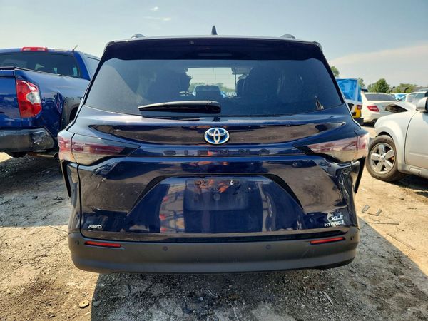 2024 TOYOTA SIENNA XLE