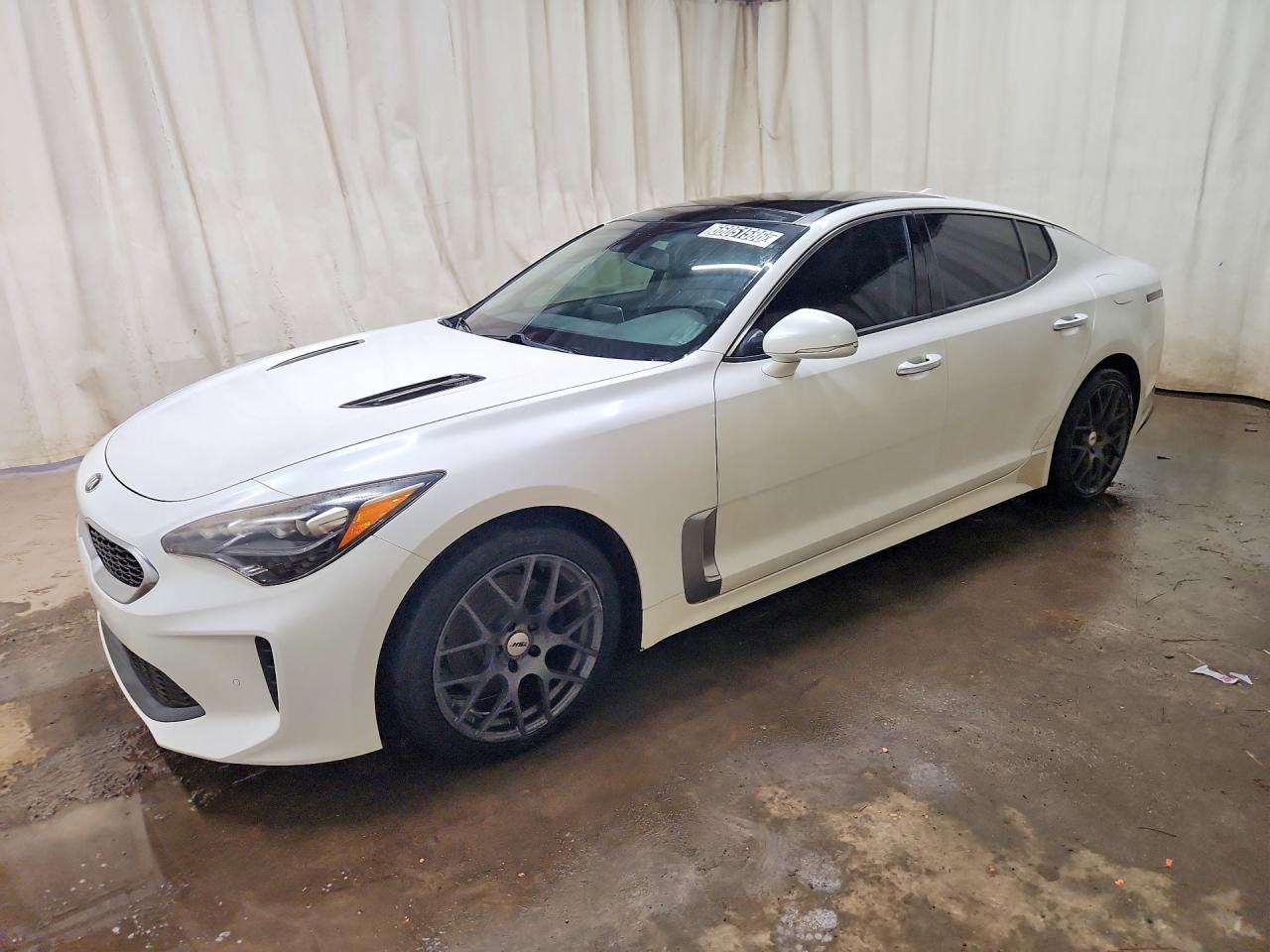 2019 KIA STINGER Premium — Front 3/4