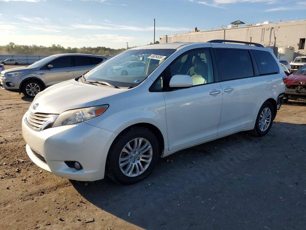 2016 TOYOTA SIENNA