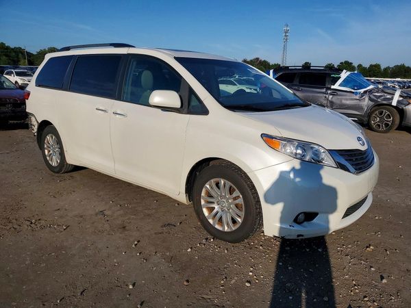 2016 TOYOTA SIENNA