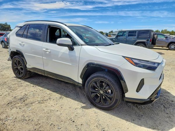2022 TOYOTA RAV4 SE