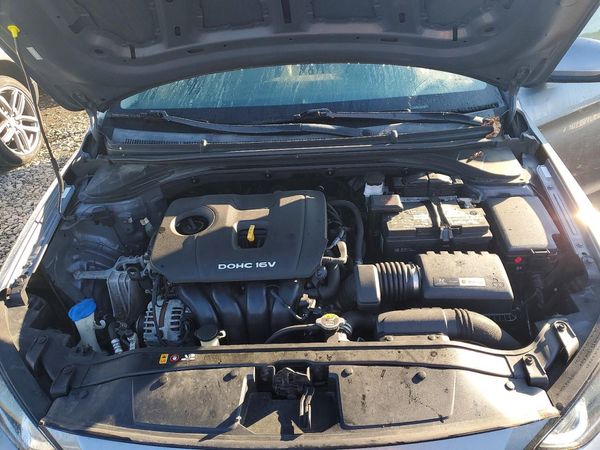 2017 HYUNDAI ELANTRA SE Base — Engine bay