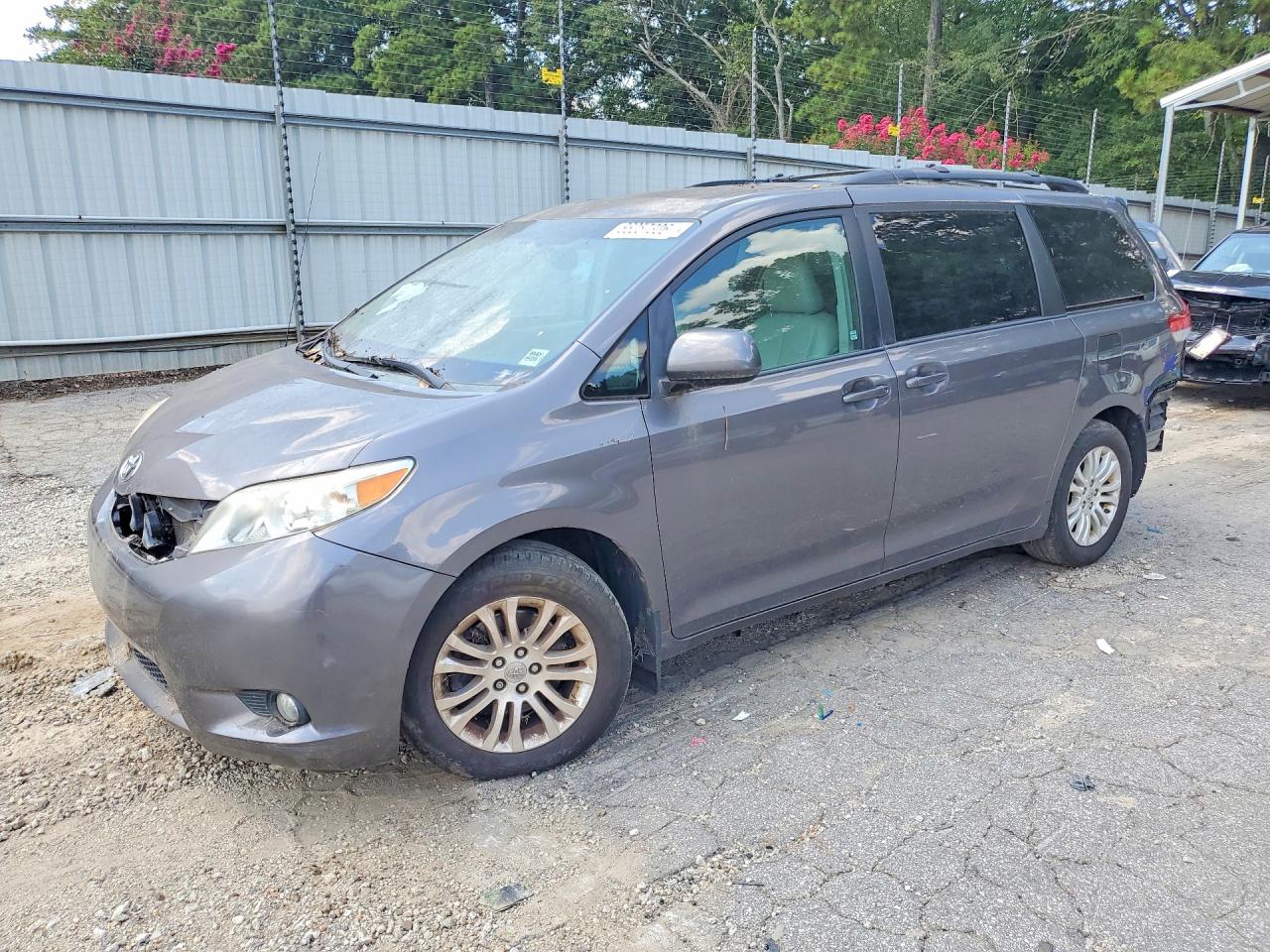 2014 TOYOTA SIENNA — Front 3/4