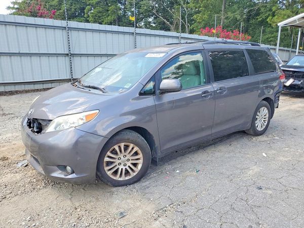2014 TOYOTA SIENNA — DSFA — Front 3/4