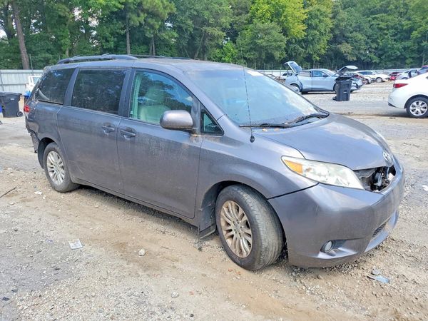 2014 TOYOTA SIENNA — Passenger 3/4