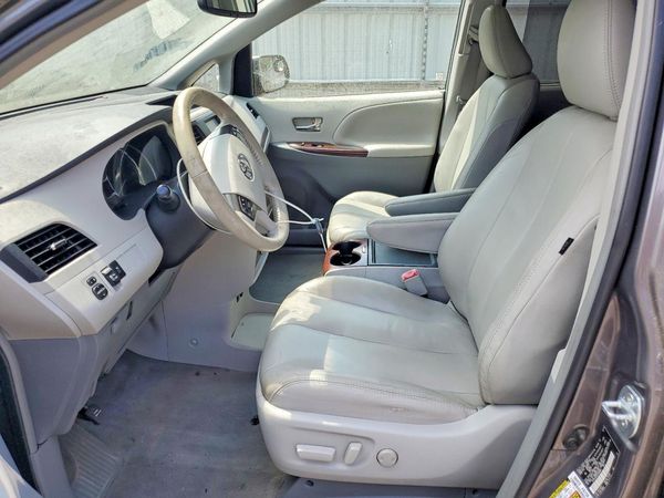 2014 TOYOTA SIENNA — DENT