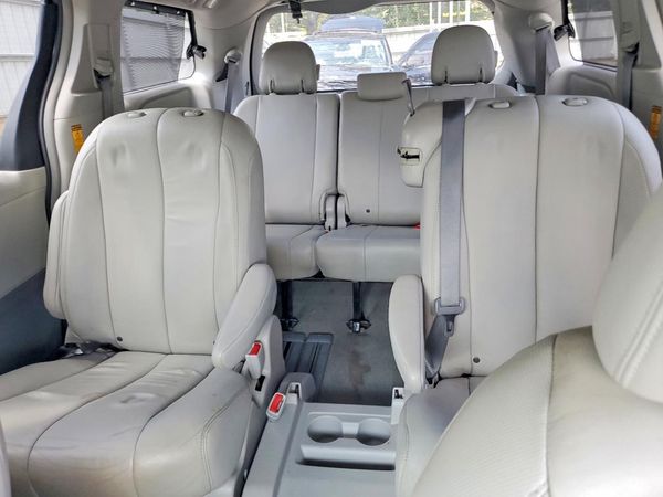 2014 TOYOTA SIENNA — SUVN