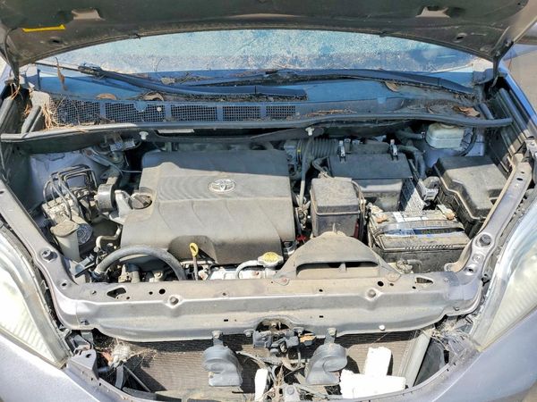 2014 TOYOTA SIENNA — Engine bay