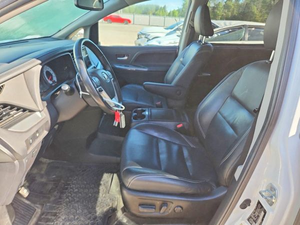 2017 TOYOTA SIENNA SE/SE Premium
